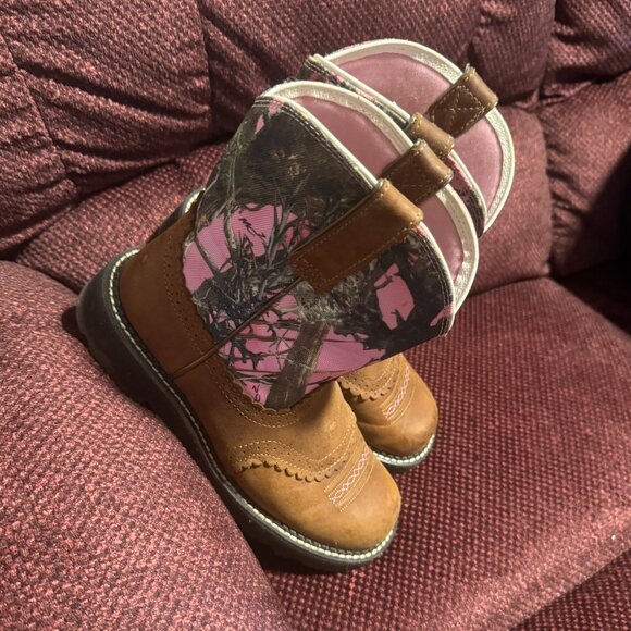Ariat Shoes - Ariat boots - square toe - leather/pink camo - 9